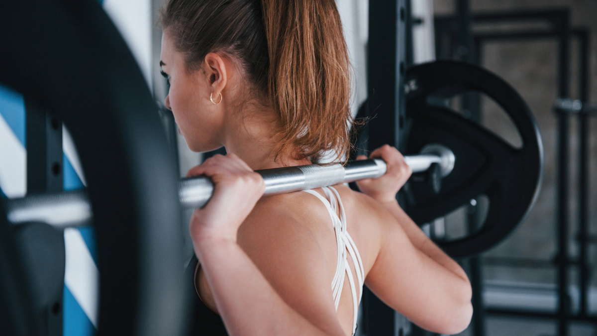 Schulterdrücken mit der langhantel