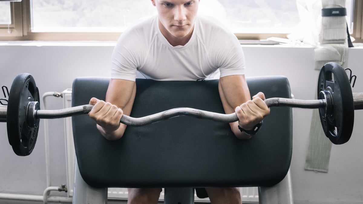 Scott Curls mit SZ-Stange auf der Curlbank fuer den Bizeps