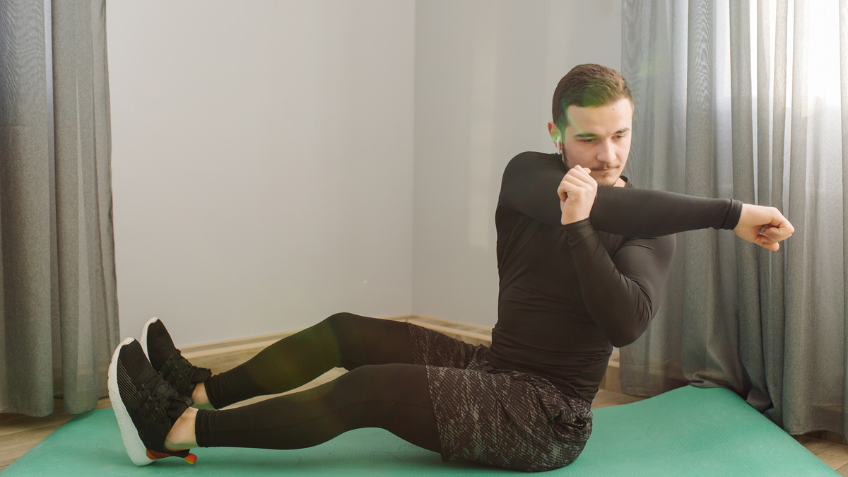 Dehnen der Brust und Schultern auf der Trainingsmatte