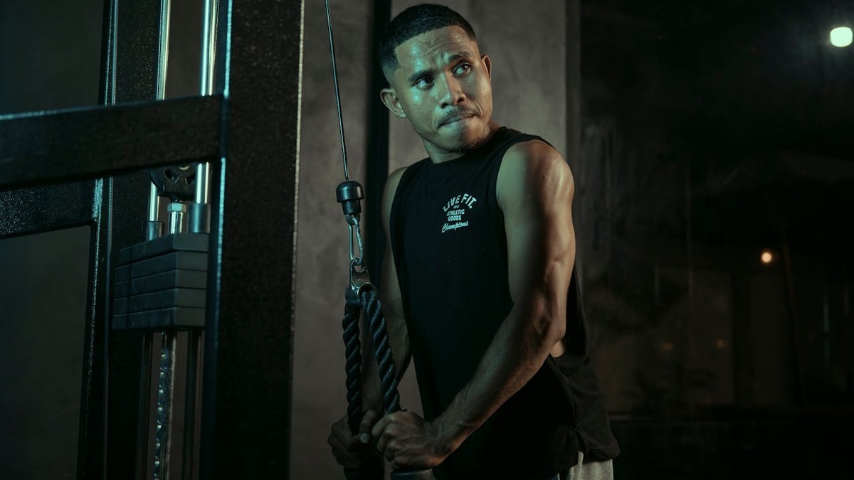 TOP 5 Latzug Übungen: Vorteile & Technik