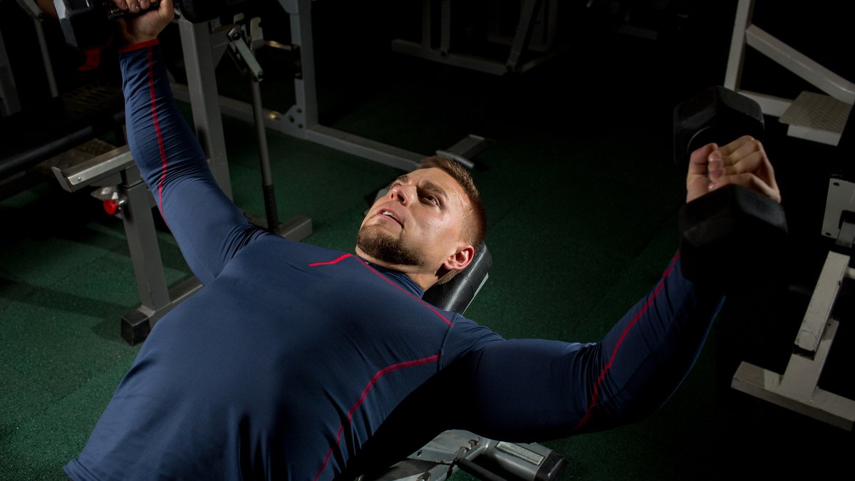 Fliegende mit Kurzhanteln - korrekte Ausführung der Übung